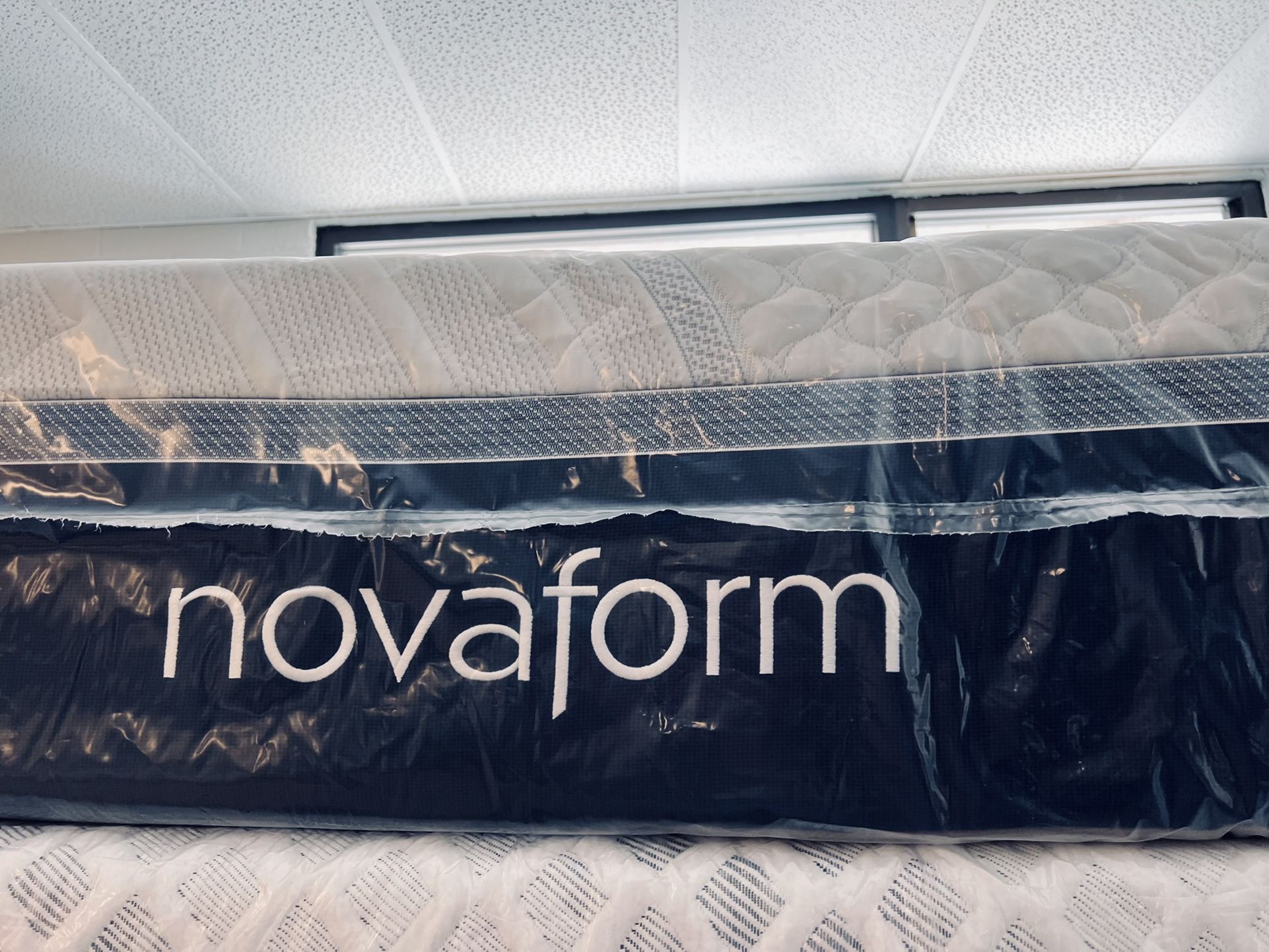 Queen 14 Inch NOVAFORM COOL GEL MEMORY FOAM MATTRESS $375 FREE DELIVERY !!