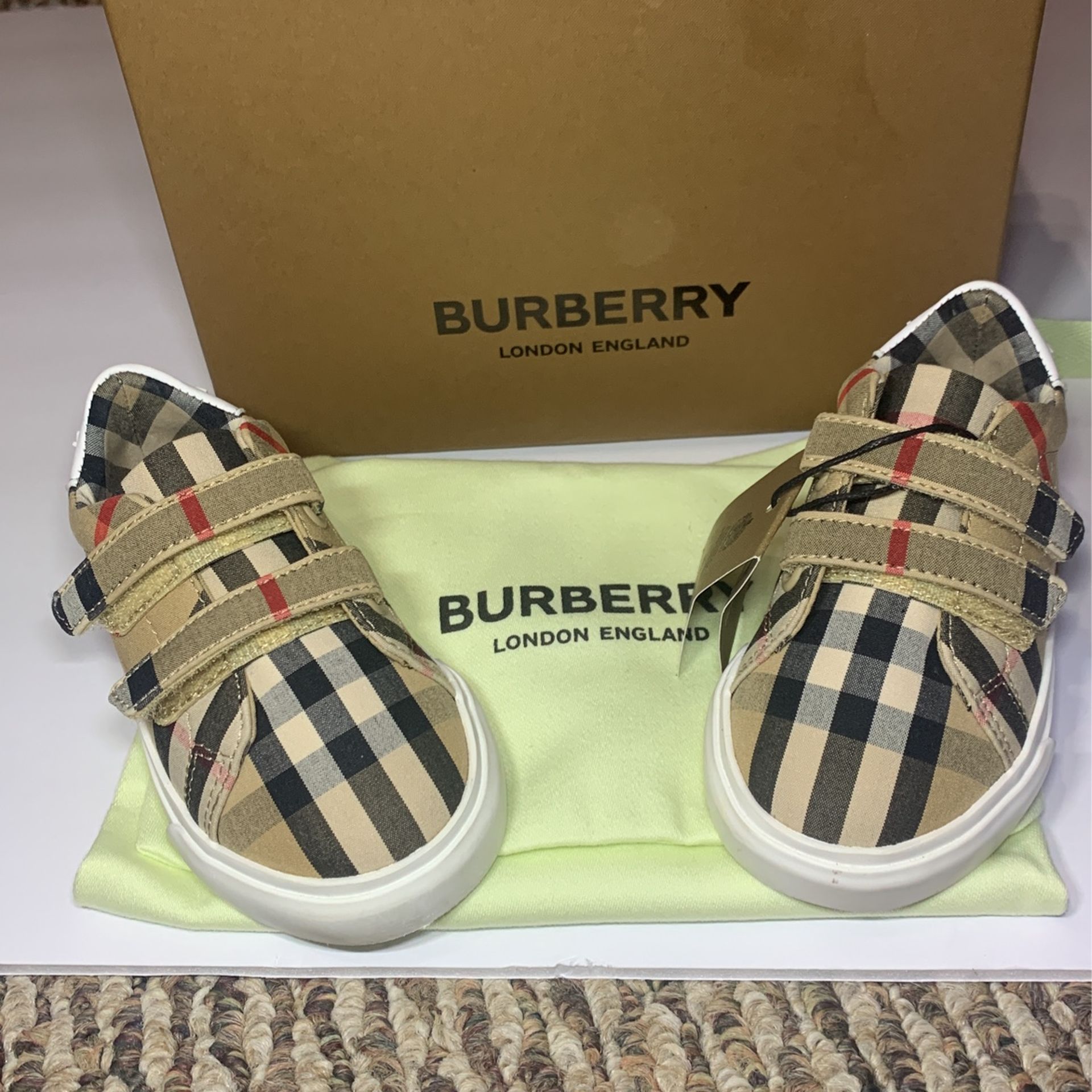 BURBERRY (LONDON ENGLAND)