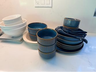 Modern Dinnerware Set –  Stoneware – Excellent Condition