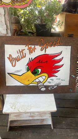 Metal speed wood pecker sign