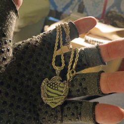 Rope chain with veteran pendant says proud veteran in perfect condition