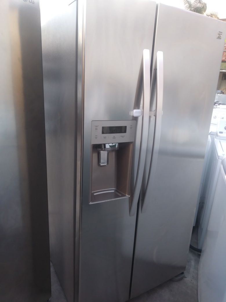 REFRIGERATOR 33 WIDE LIKE NEW COMPACT SIZE