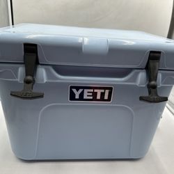 Yeti Roadie 20 Ice Blue Cooler Hard Handle Limited Edition Rare Color