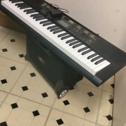 61 Key Casio Piano Keyboard With Adapter Cord. In Excellent Condition 