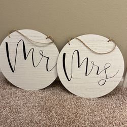 Wedding Mr and Mrs round signs