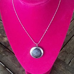 🌸 Sterling Silver Locket on 24" Link Chain ~ New!