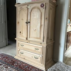 Light Hardwood Dresser With Drawers 