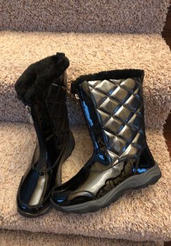Khombu girls boots brand new size 4