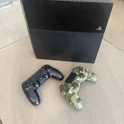 PlayStation 4 Used Like New With Controllers