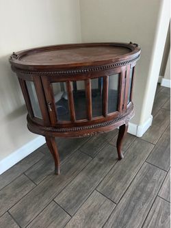 Vintage oval vitrine display cabinet / end table. Queen Anne style,-double door