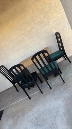 4 Dining Chairs & Dining Table Base – Needs Glass Top
