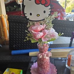 6 Cute Hello Kitty centerpieces