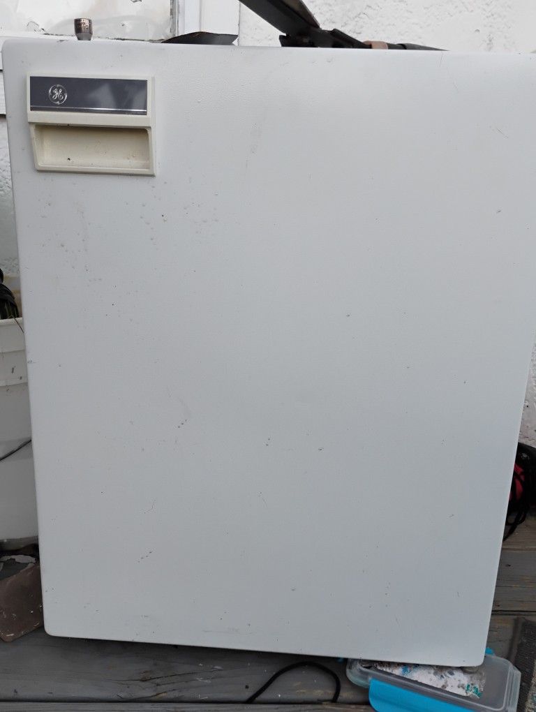 GE mini fridge