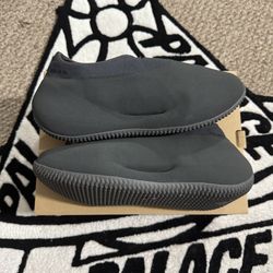 YEEZY Knit runner onyx size 10M