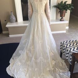Vintage wedding dress from 1977. Size 4-6