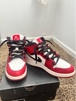 Air Jordan 1 Mid GS ‘Chicago’ size 5