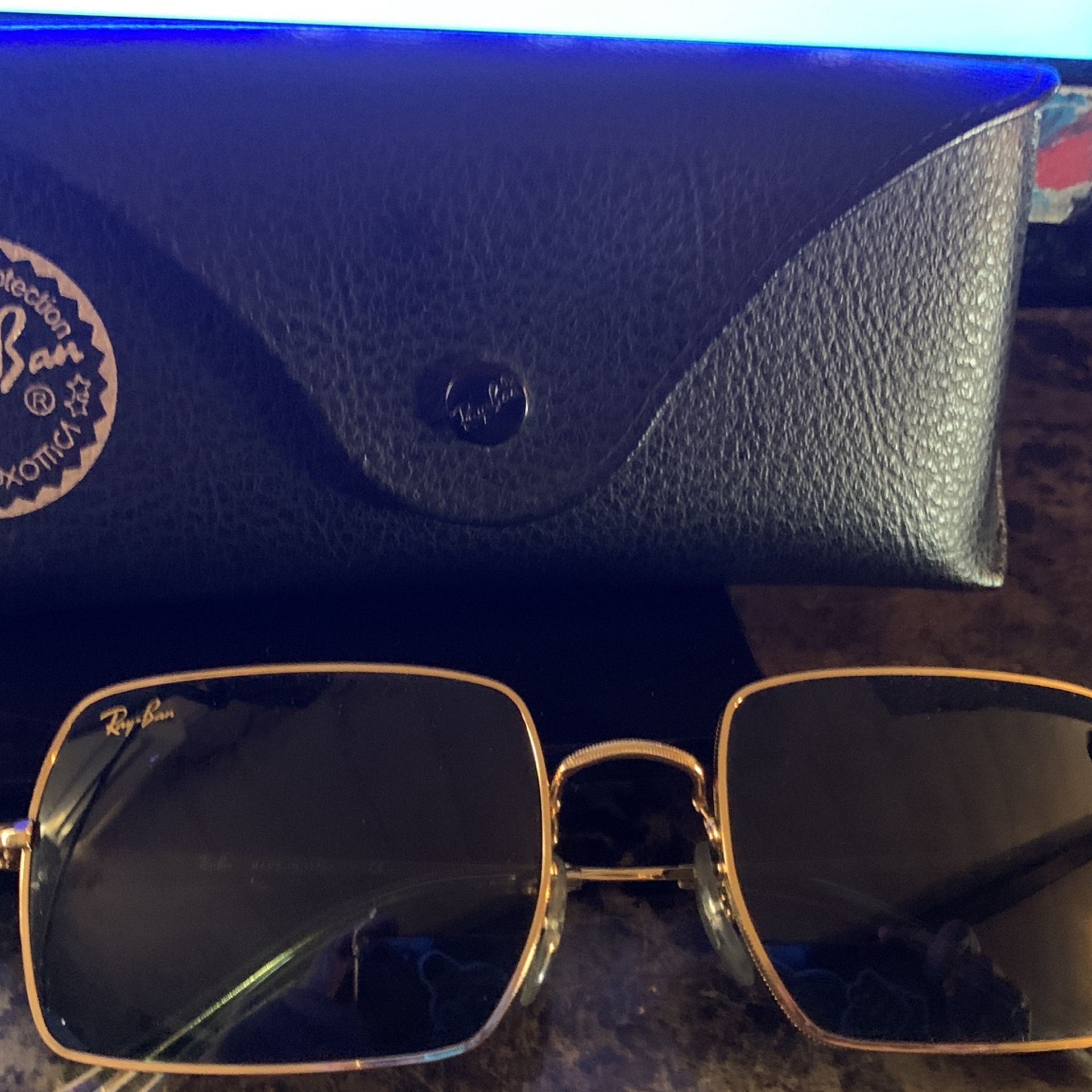 Ray.Ban Sunglasses Good Condition Has The Case