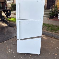 18 ft.³ refrigerator for sale $200