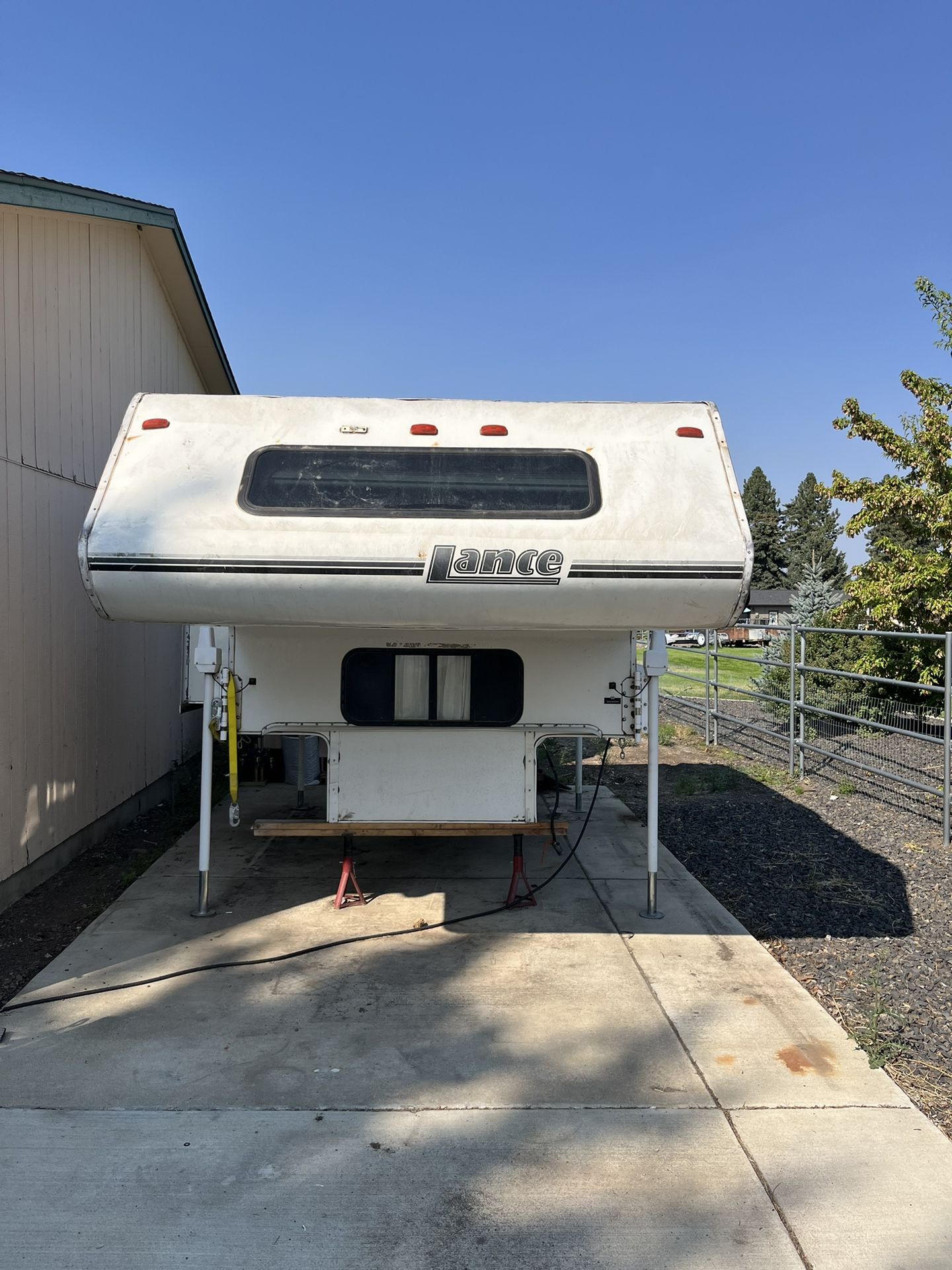 2002 Lance 811