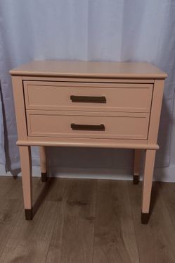 small dresser and two lamps