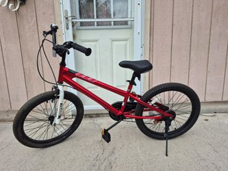 Nice Excellent Condition royalbaby freestyle 18in boys Bicycle.