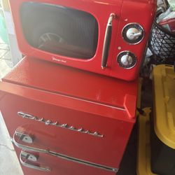 Frigidaire Retro Refrigerador And Magic Chef Micro Waves