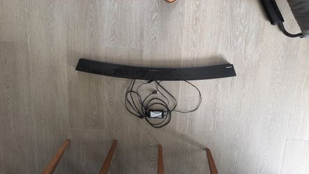 Samsung HW-J4000/ZA 2.1-Channel Curved Soundbar.