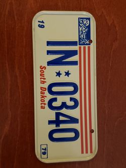 Vintage 1979 Mini Automobile Tin License South Dakota SD Souvenir Plate IN-0240