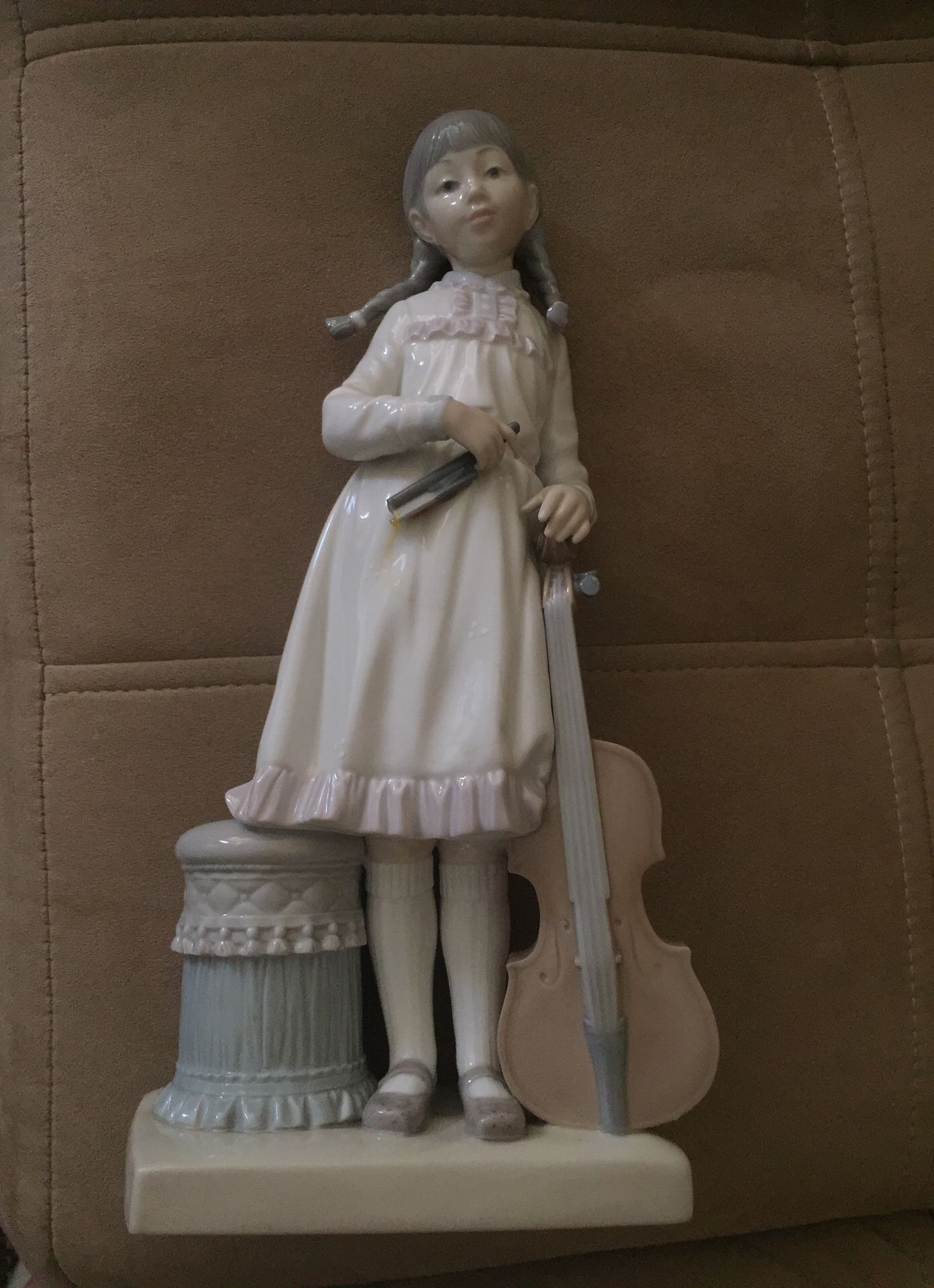 Porcelain Figurine girl with a Violin by LLadro(Broken Bow)