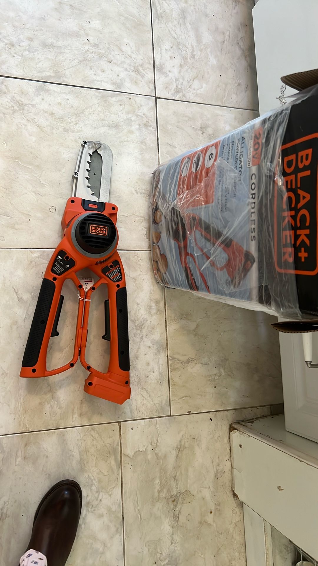 Black And Decker Cordless Alligator Lopper - Main Image