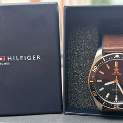 Tommy Hilfiger Automatic Watch – Leather Strap – Clean & Classic