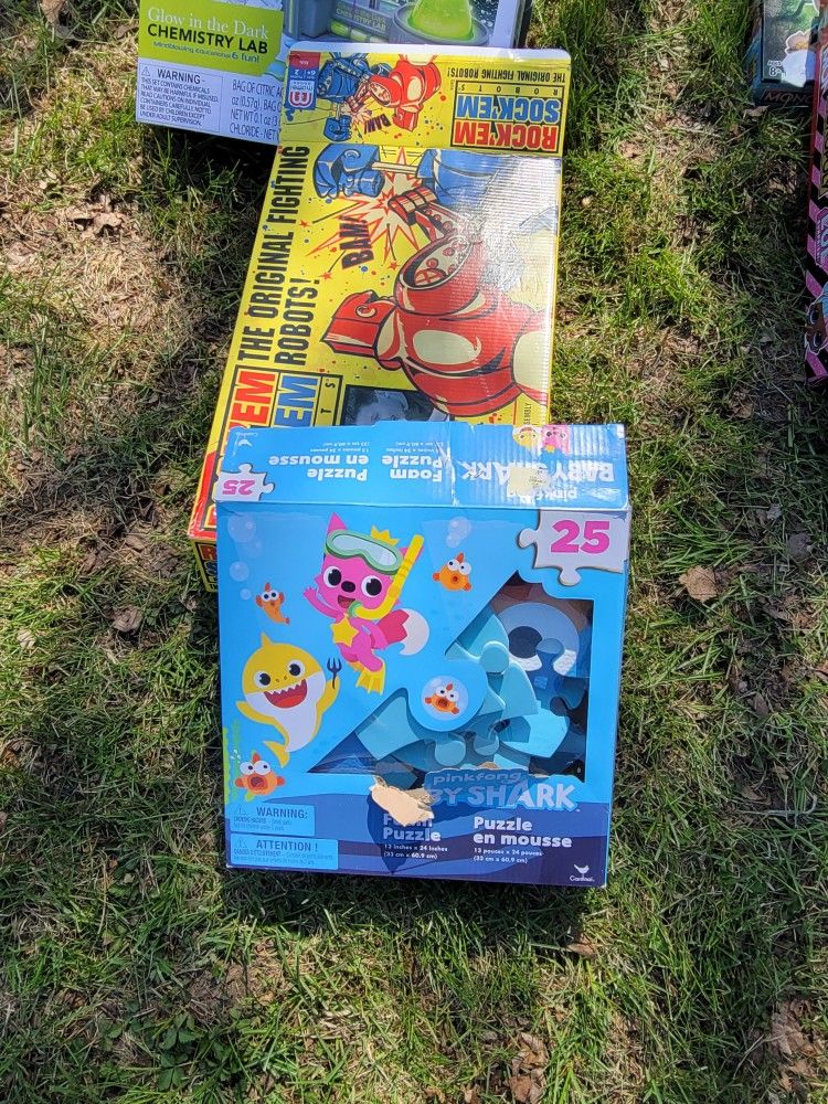 Baby Shark Puzzle/Rock Em Sock Em