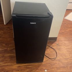Mini fridge 