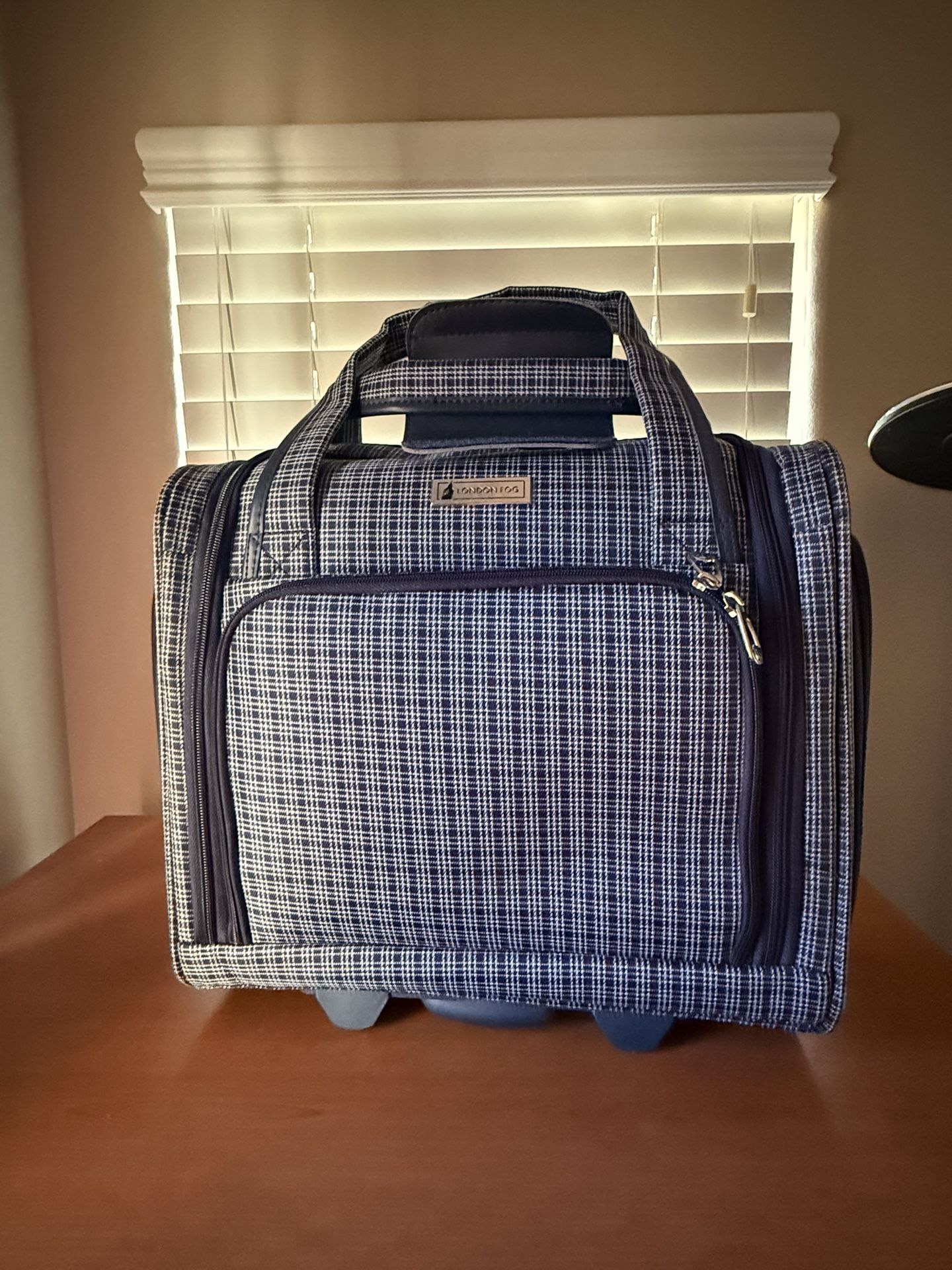 Price dropped. -Stylish and durable London Fog rolling travel bag,