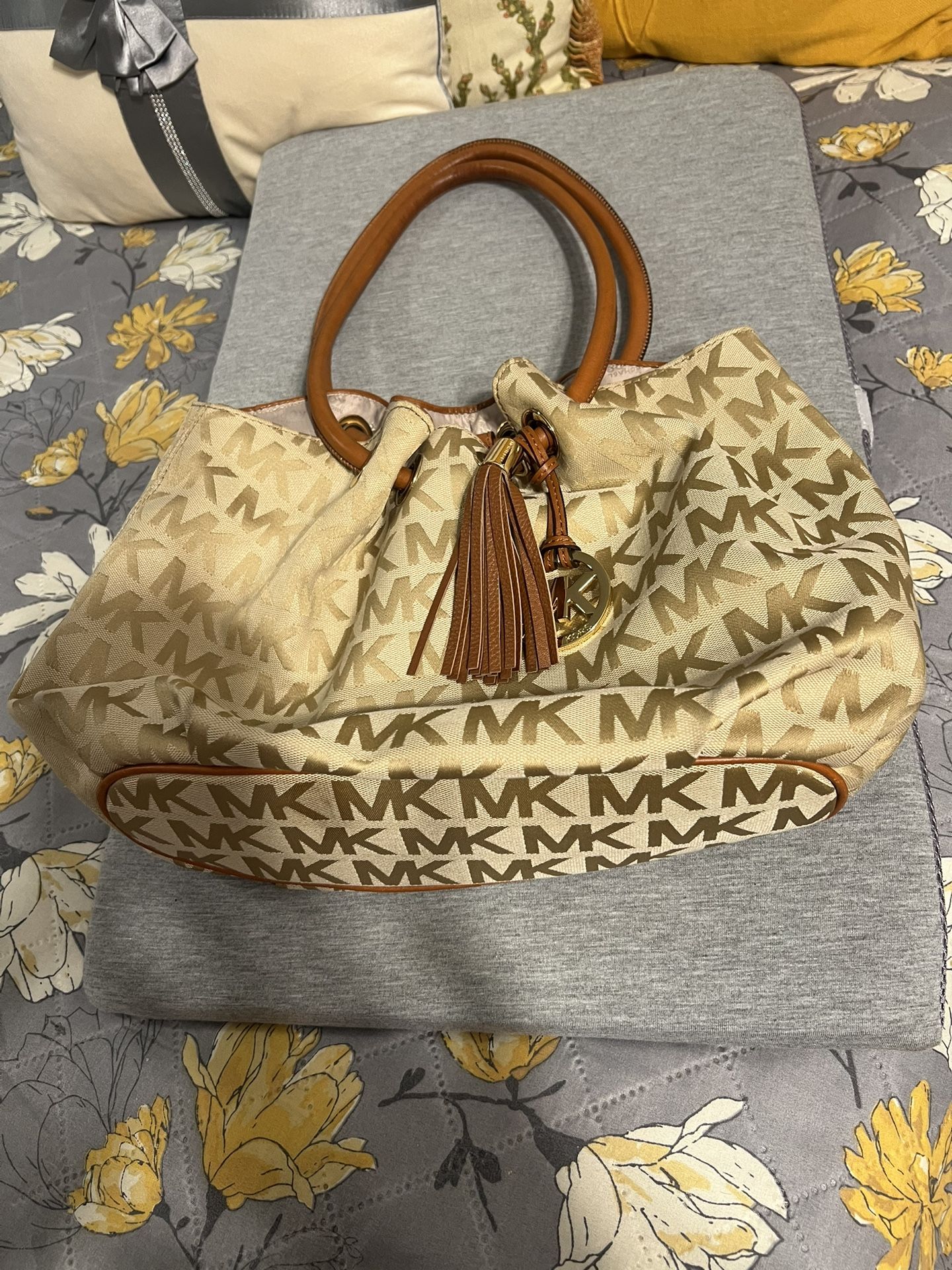 Michael Kors Bucket Bag