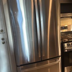 GE 33” French Door Refrigerator 