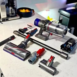 Dyson v10 + full pack of accessories!