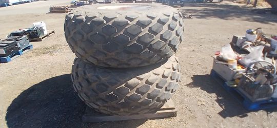 Set tractor tires