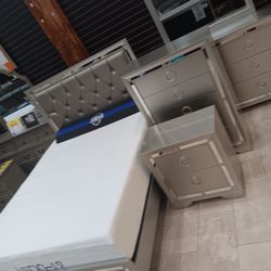 *Manager's Special*---Jasmine Charming Queen Bedroom Sets---Now $899---Delivery And Financing🤝