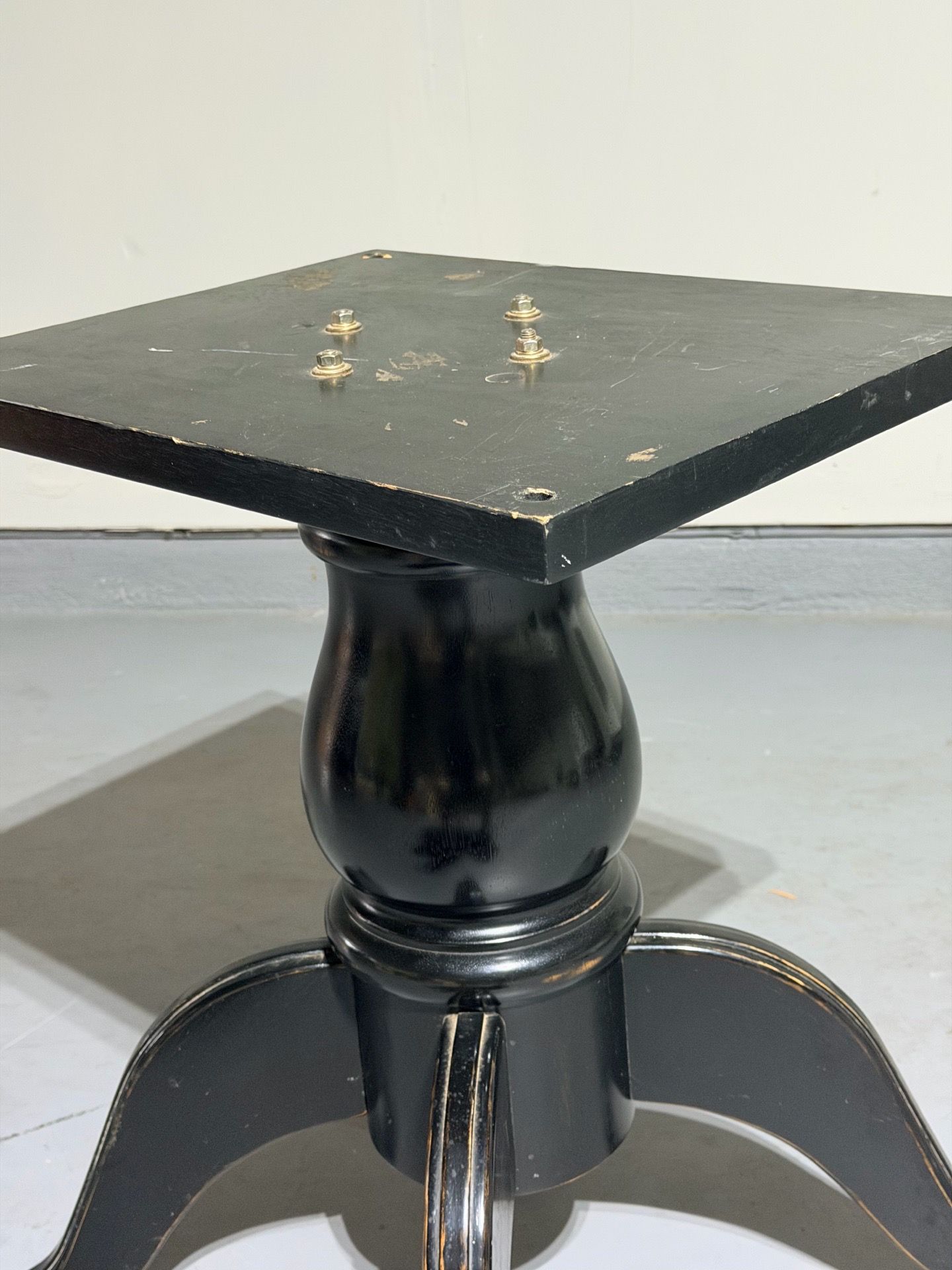 Pedestal table