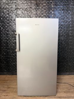 HISENSE STANDUP FREEZER w/WARRANTY! R3095A