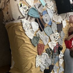 47 baby hats (0-6m)