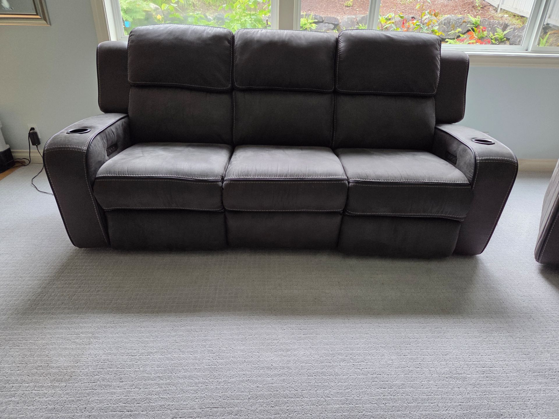 3-Seater Powered Reclining Sofa - Excellent condition - Drop-down table + charging station