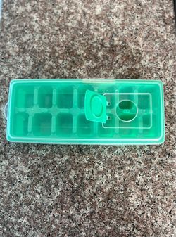 Ice Cube Tray With Removable Vented Lid