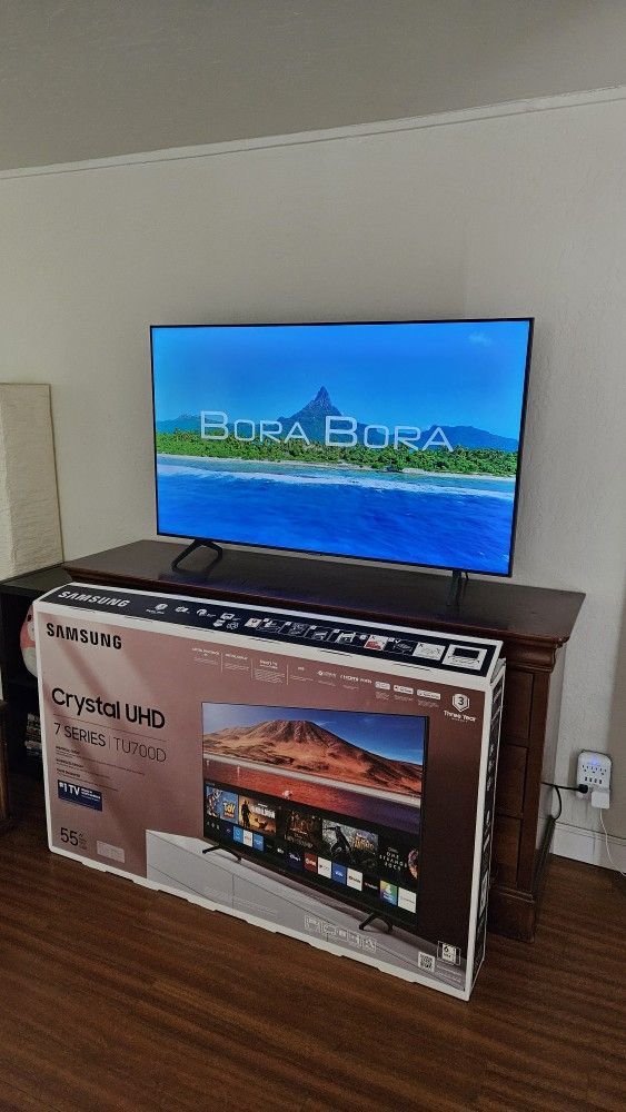 Samsung 55 inch TU700D 4K Crystal UHD HDR Smart TV UN55TU700DFXZA