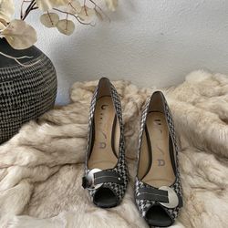 UNISA: Open Toe Heels 