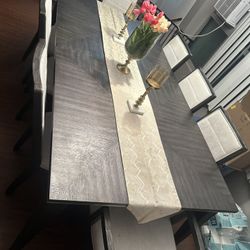 Elegant 8-Piece Dining Set with Matching Server – Excellent Condition!