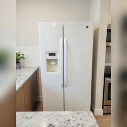 GE Side-by-Side Refrigerator, White, Water Ice Dispenser - Good - 24131 Pear Tree Cir, Plainfield, IL