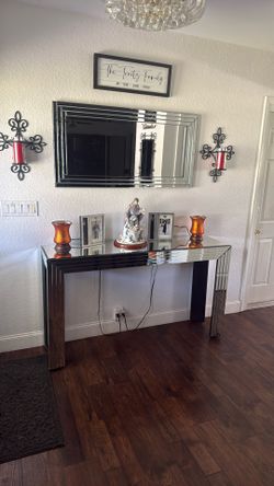Entrance Talbe and Mirror