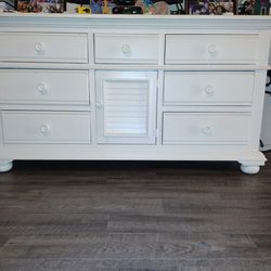 Beautiful solid n heavy white entertainment center/dresser/storage. 70"H x 37.5" W x 19"D
Fcfs. Must pick up. Cash only. Thanks for your time!!